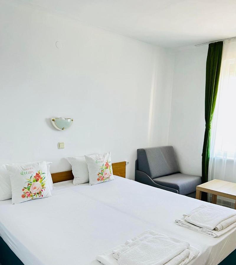 Hotel Nikola Primorsko Buitenkant foto
