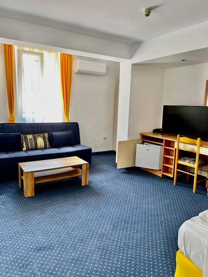 Hotel Nikola Primorsko Buitenkant foto