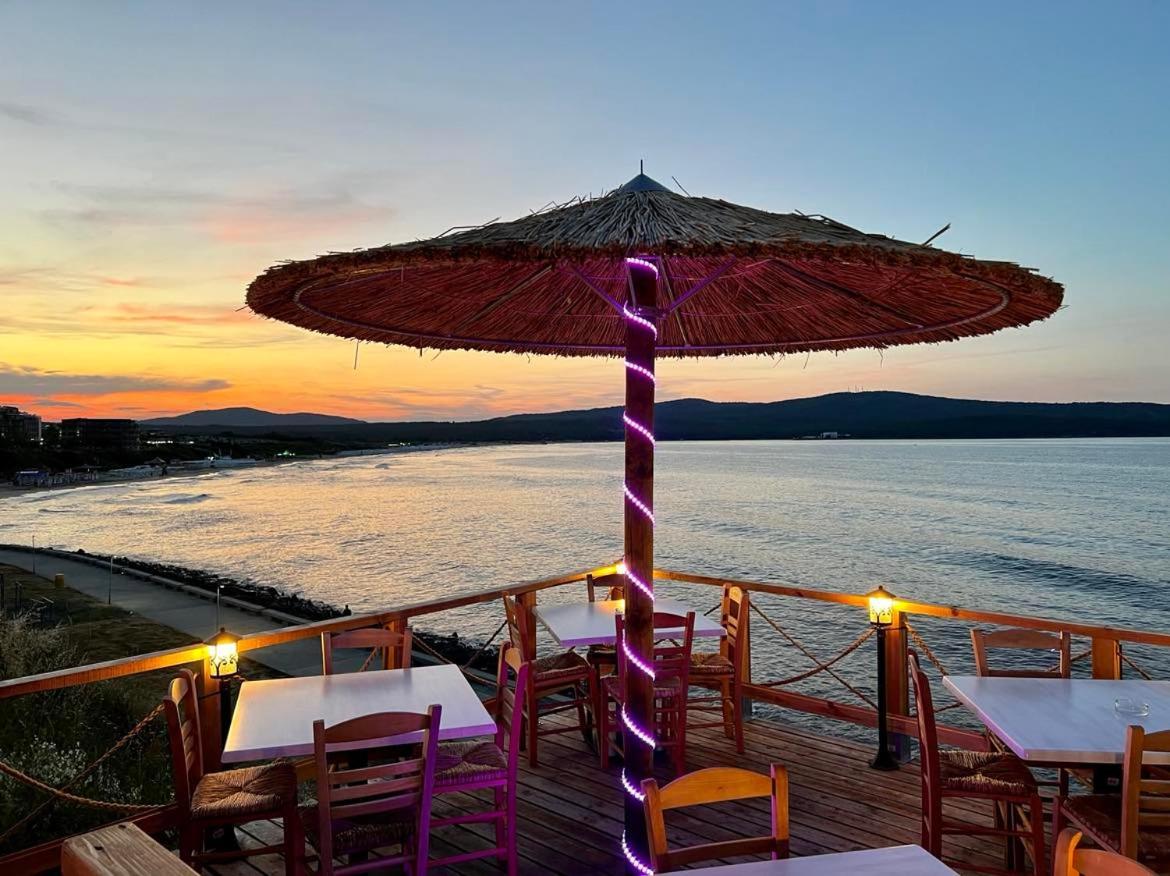 Hotel Nikola Primorsko Buitenkant foto